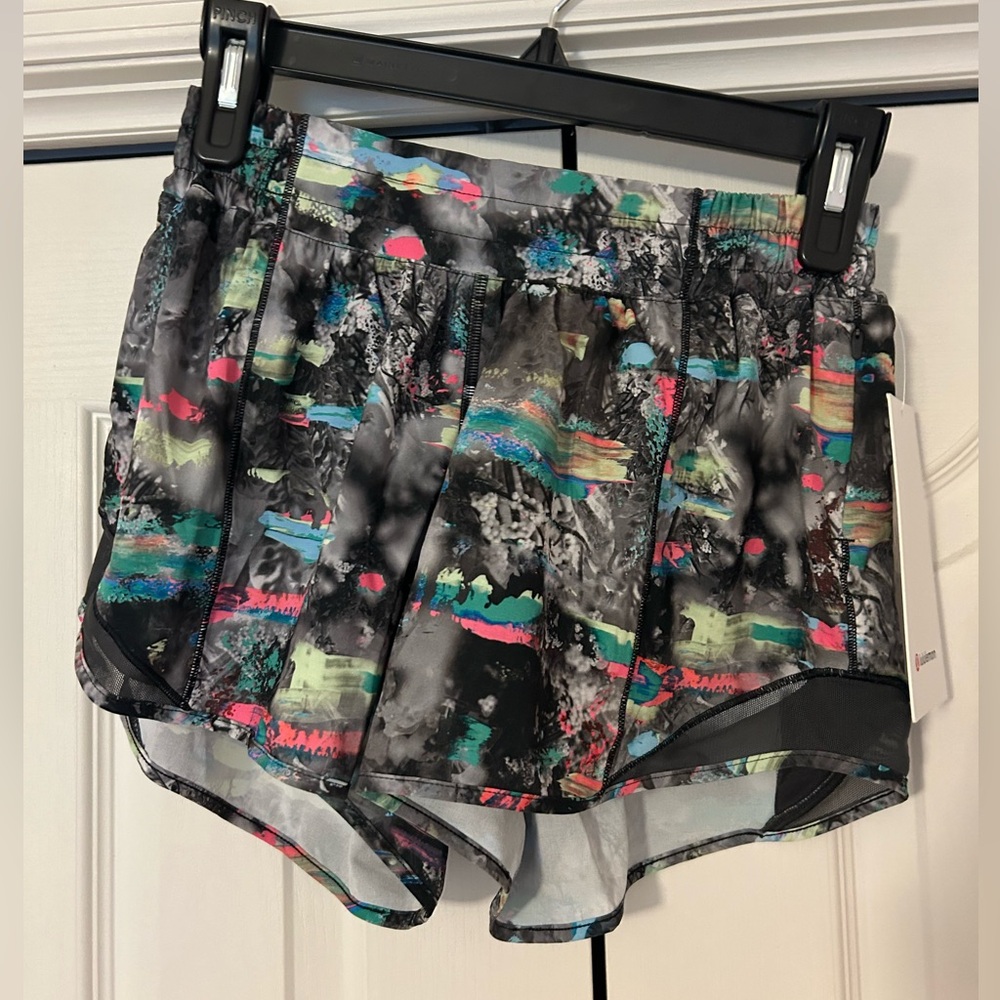*NWT* RARE Lululemon Hotty Hot LR Short 4 inch Lined - Picture 5 of 11